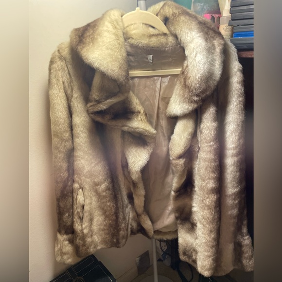 Womens large fur jacket - Picture 1 of 3